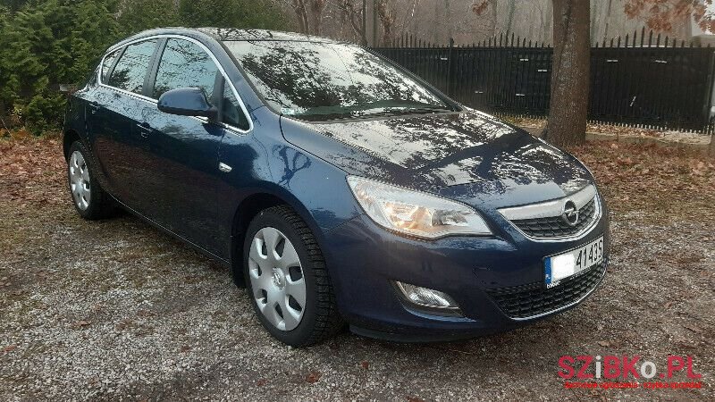 2010' Opel Astra photo #1