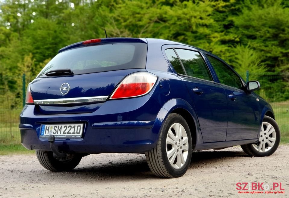 2004' Opel Astra Cosmo photo #2