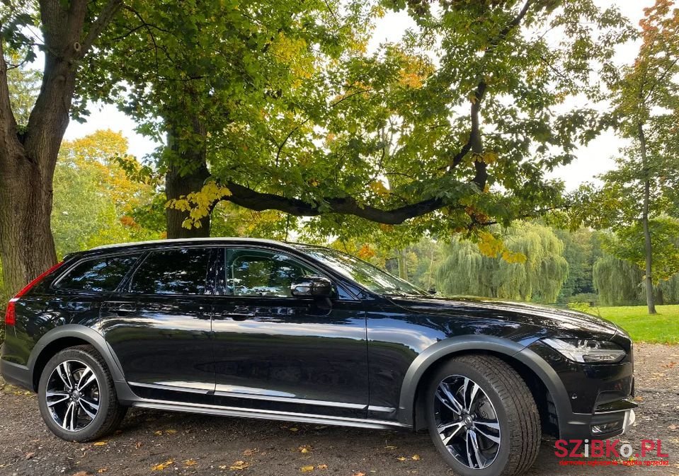 2017' Volvo V90 Cross Country photo #2
