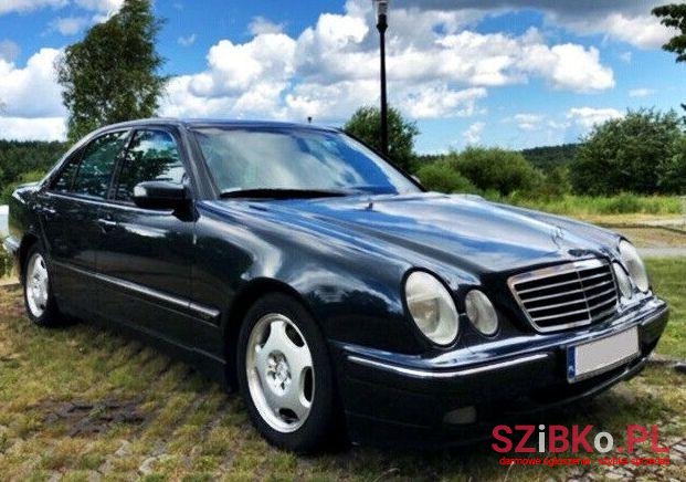 2001' Mercedes-Benz Klasa E photo #1