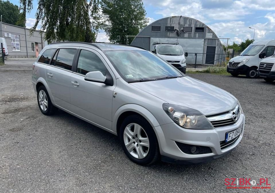 2010' Opel Astra photo #1