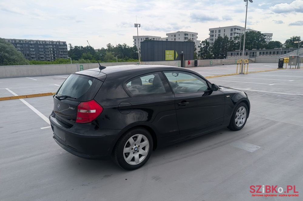 2009' BMW 1 Series 116I photo #3