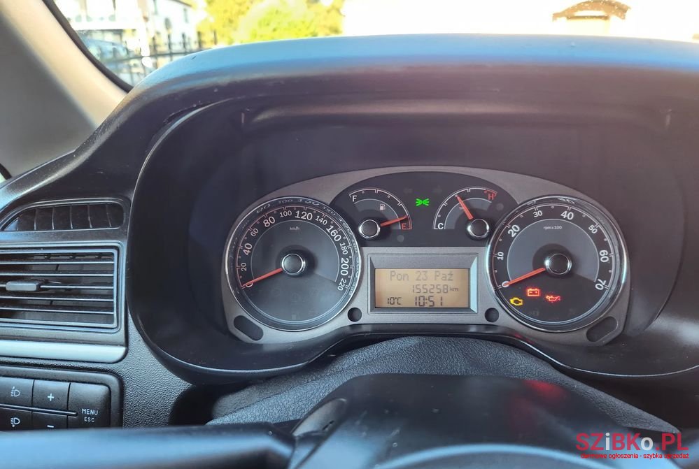 2011' Fiat Linea photo #2