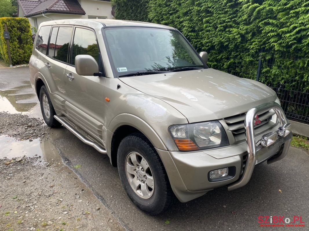 2000' Mitsubishi Pajero photo #2
