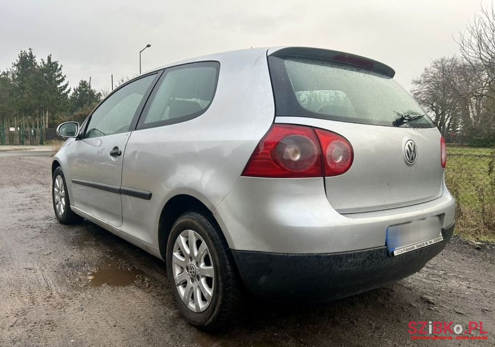 2004' Volkswagen Golf photo #4