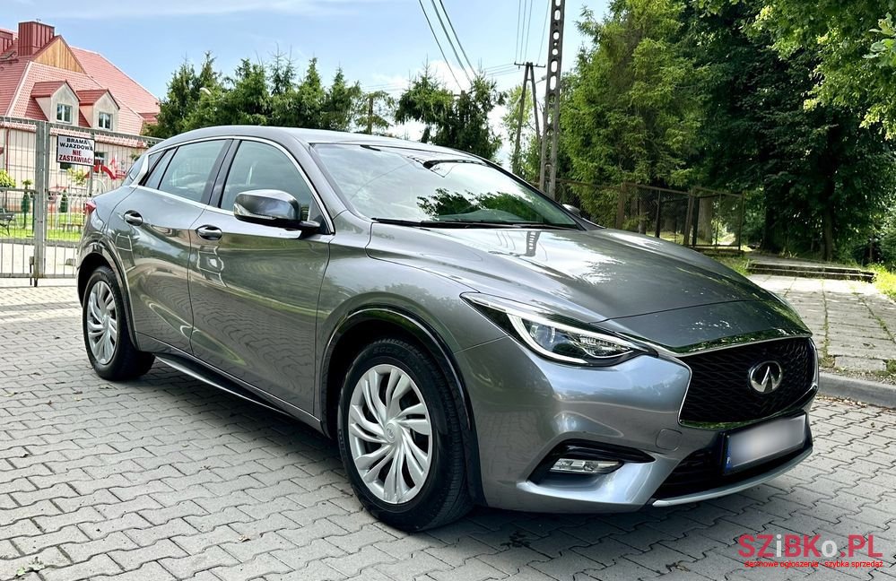 2016' Infiniti Q30 photo #6