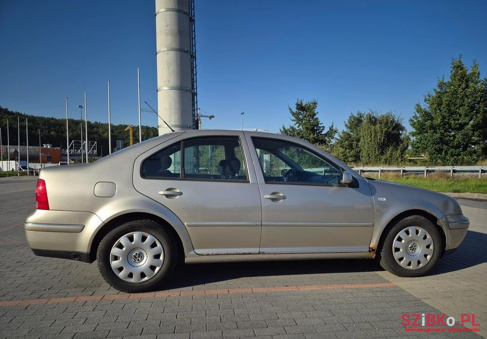 2004' Volkswagen Bora 1.6 Pacific photo #5