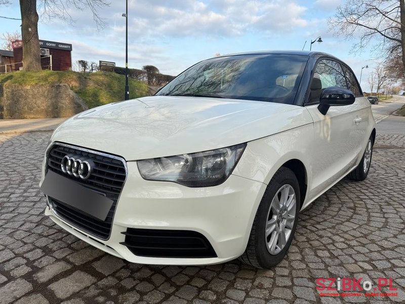 2011' Audi A1 1.6 Tdi Ambition photo #2