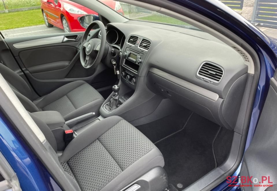 2011' Volkswagen Golf photo #5