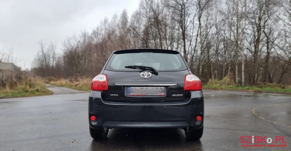 2011' Toyota Auris photo #4