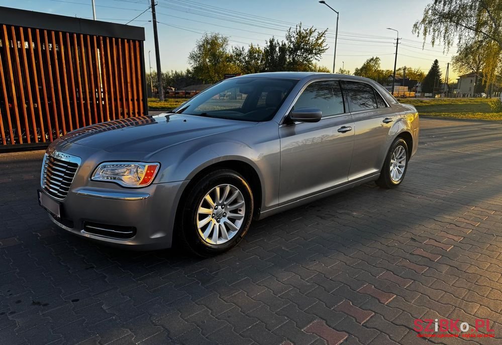 2013' Chrysler 300 photo #2