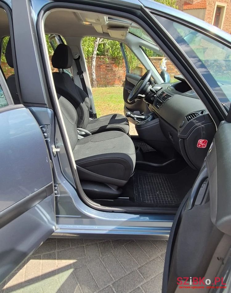 2010' Citroen C4 Picasso photo #4