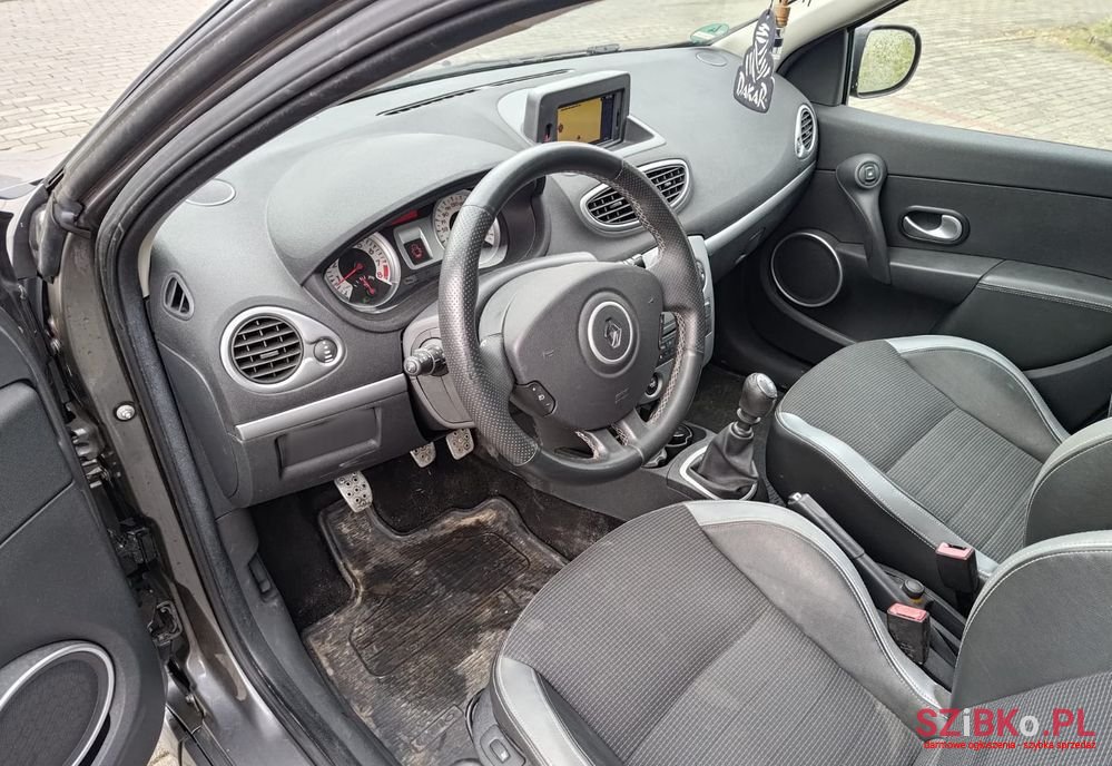 2010' Renault Clio photo #6