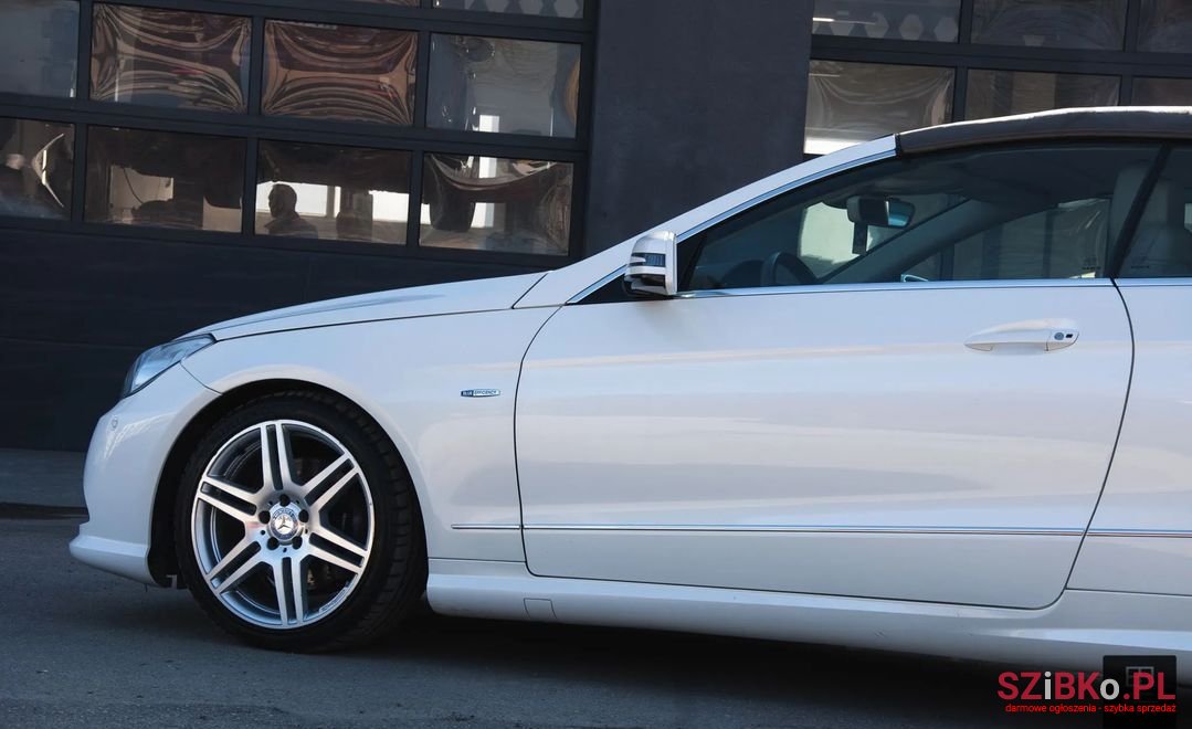 2011' Mercedes-Benz E-Class photo #6