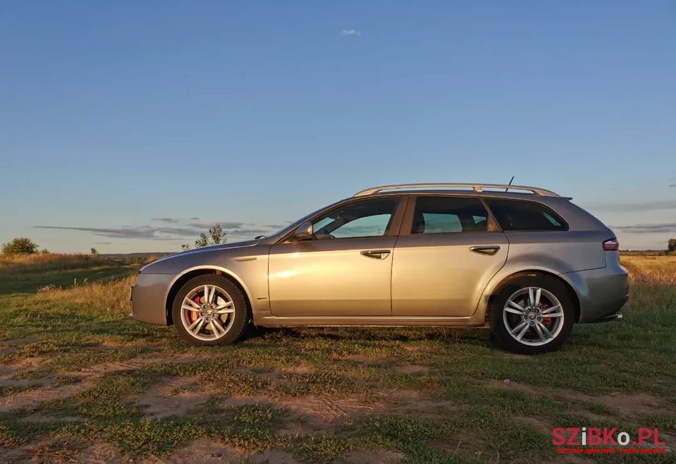 2011' Alfa Romeo 159 photo #2