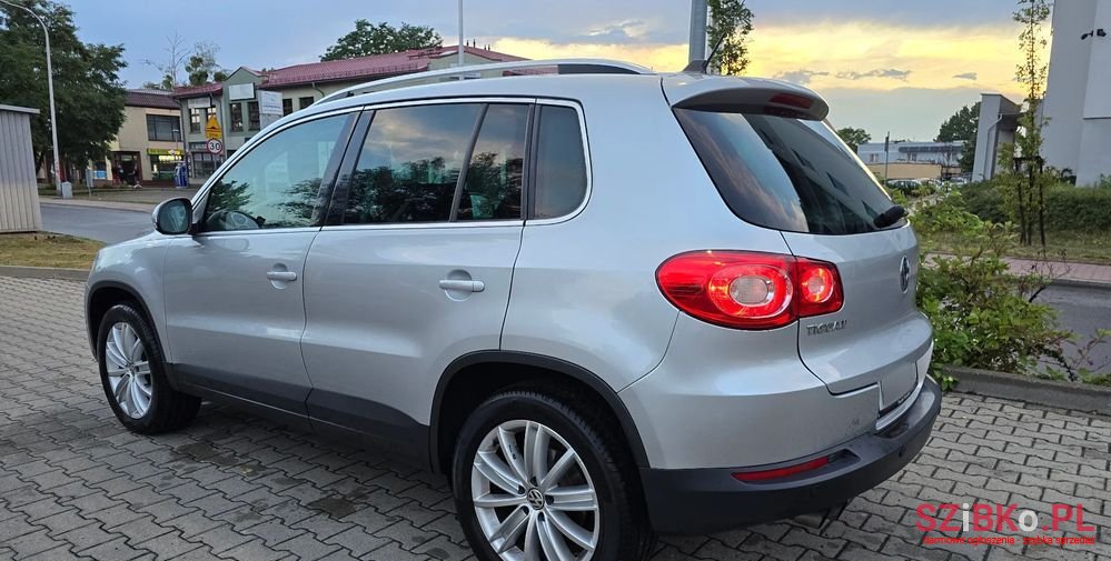 2011' Volkswagen Tiguan photo #5