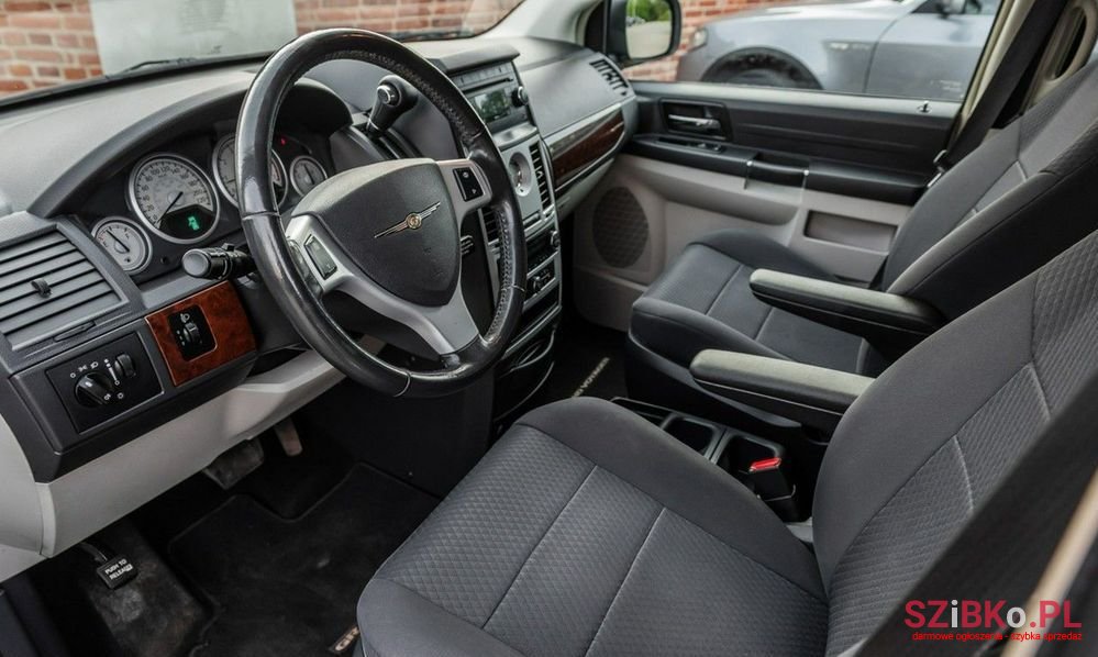 2011' Chrysler Grand Voyager photo #6