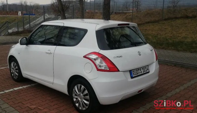 2011' Suzuki Swift photo #3