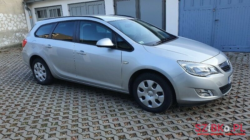 2011' Opel Astra photo #3