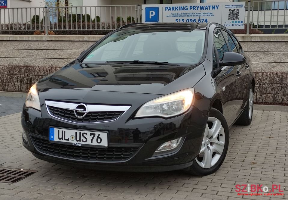2011' Opel Astra photo #2