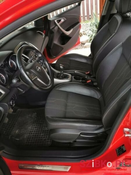 2012' Opel Astra photo #1