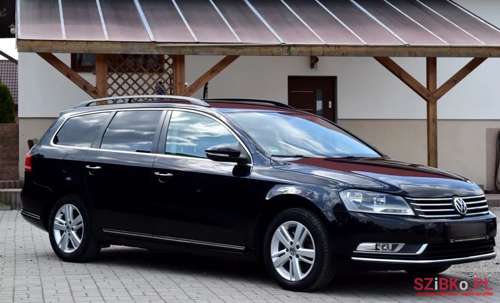 2011' Volkswagen Passat photo #3