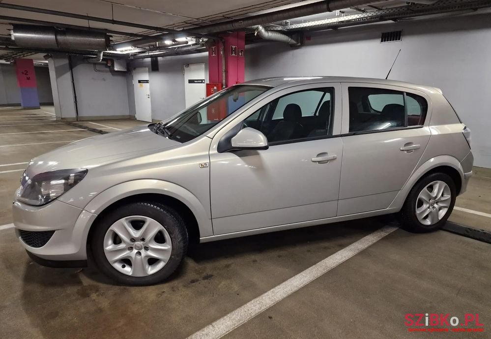 2011' Opel Astra 1.6 Easytronic photo #3