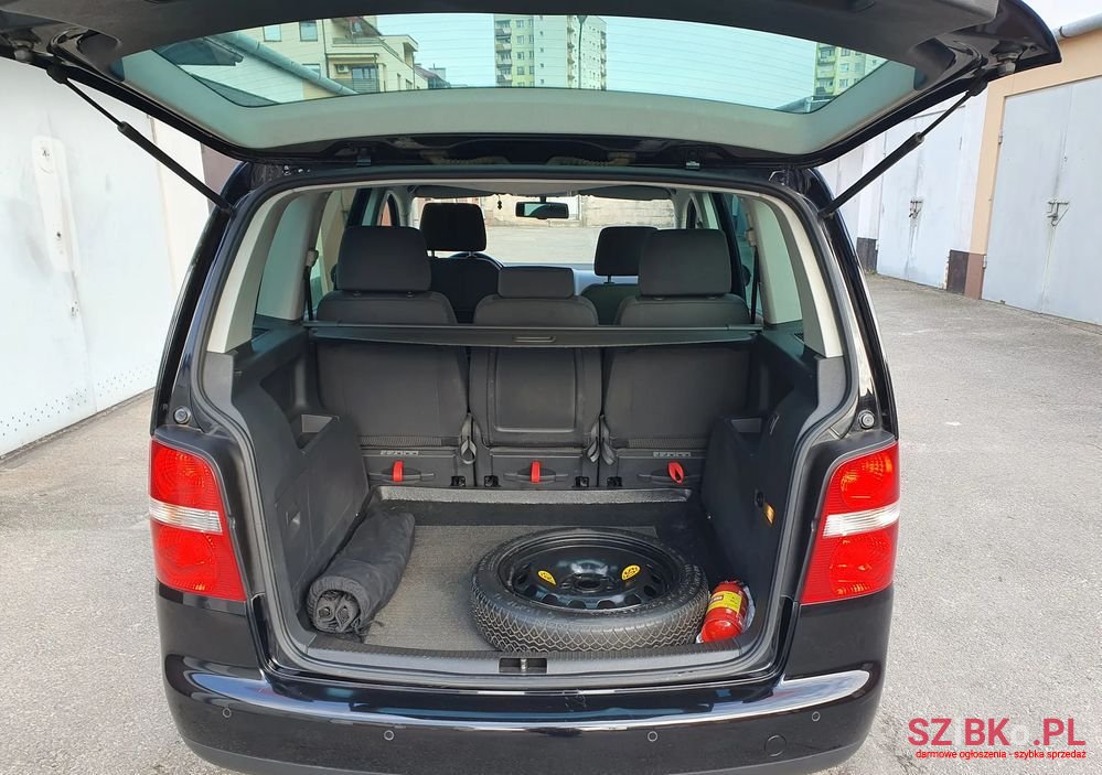 2005' Volkswagen Touran photo #4