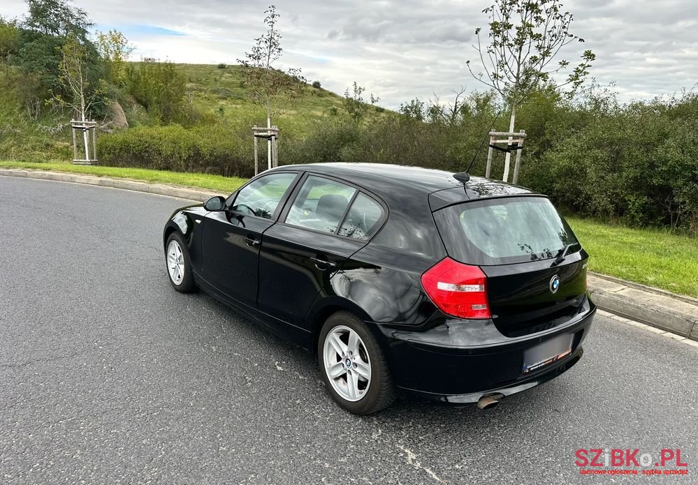 2009' BMW 1 Series 116I photo #2