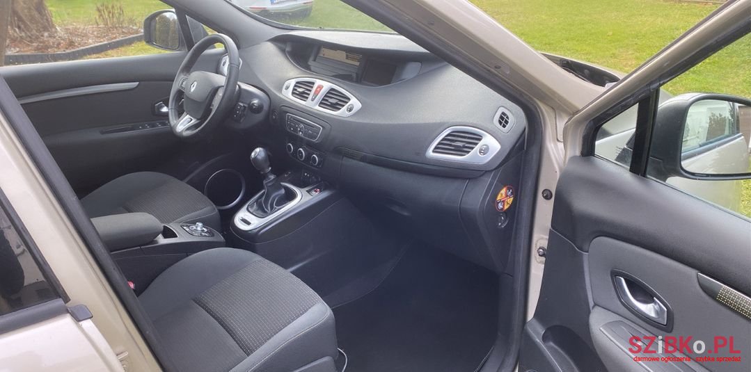 2010' Renault Scenic photo #5