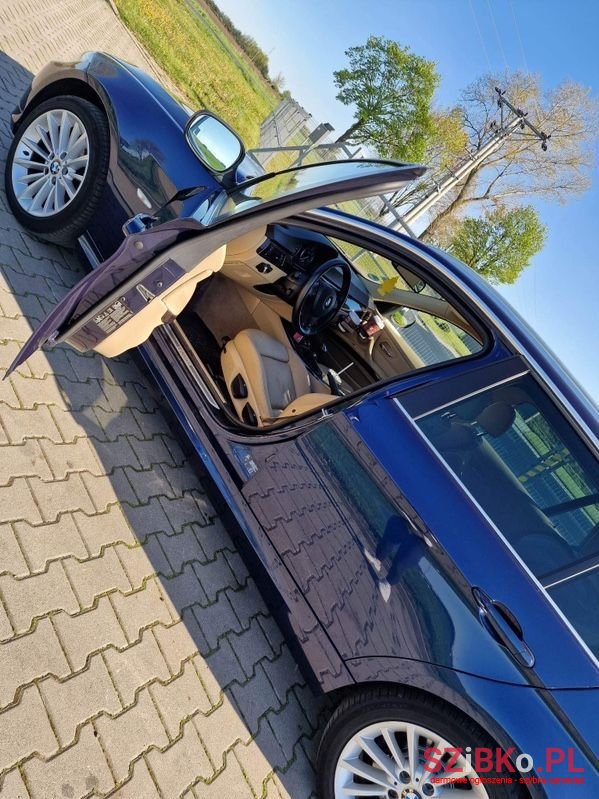 2011' BMW 3 Series photo #4