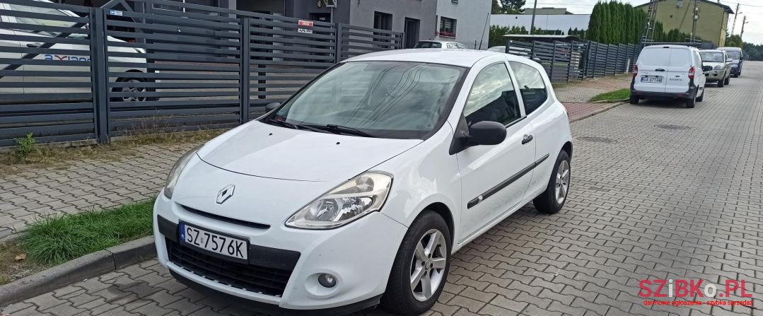 2011' Renault Clio photo #1