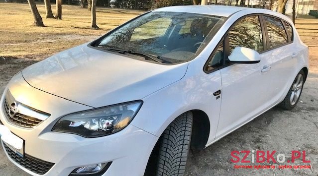 2012' Opel Astra photo #1