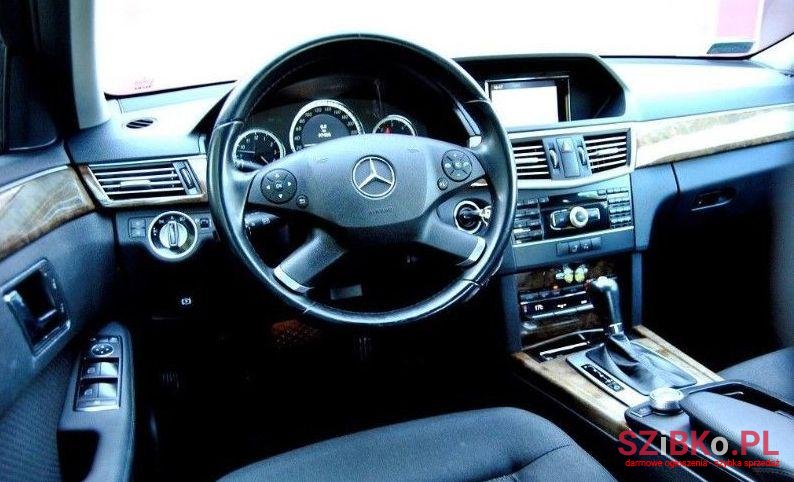2011' Mercedes-Benz Klasa E photo #2