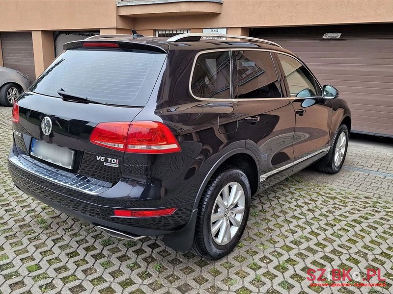 2011' Volkswagen Touareg photo #3