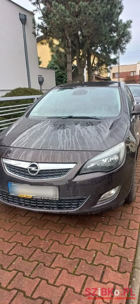 2012' Opel Astra photo #1