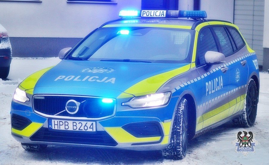 Nowy model w policyjnej flocie. Ma zdjęty ogranicznik prędkości