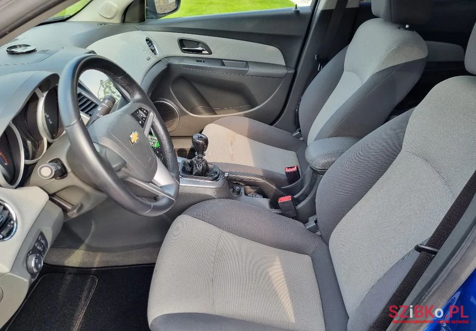 2010' Chevrolet Cruze photo #5