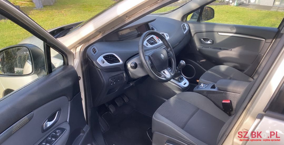 2010' Renault Scenic photo #6