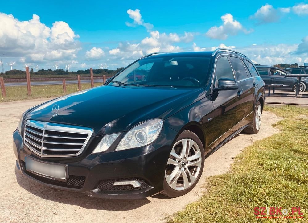 2010' Mercedes-Benz E-Class photo #3