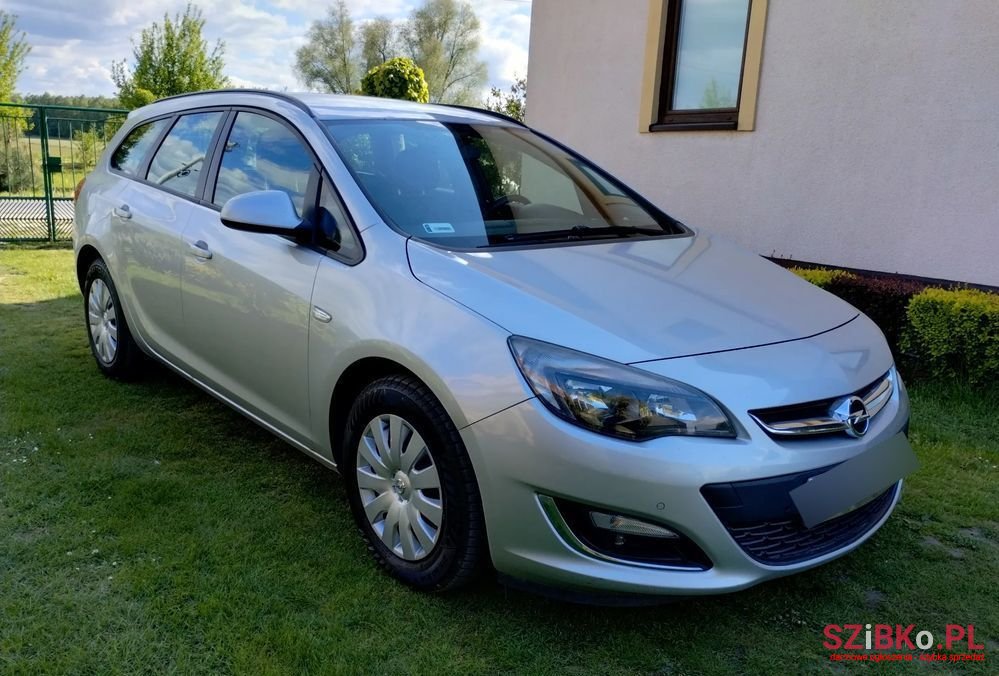 2012' Opel Astra photo #3