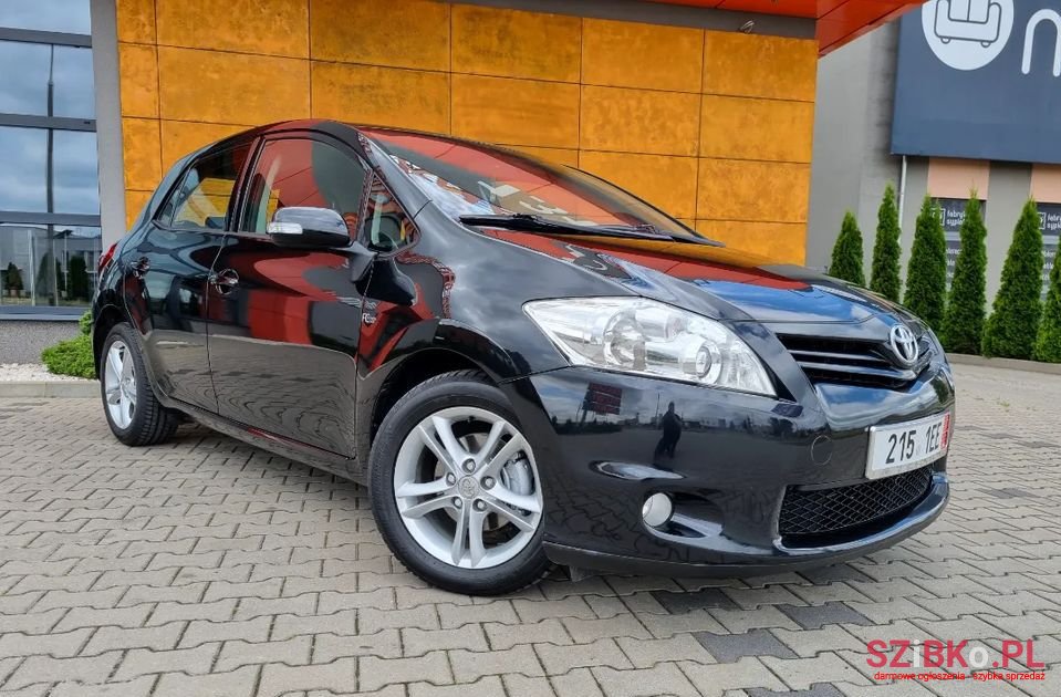 2011' Toyota Auris photo #4