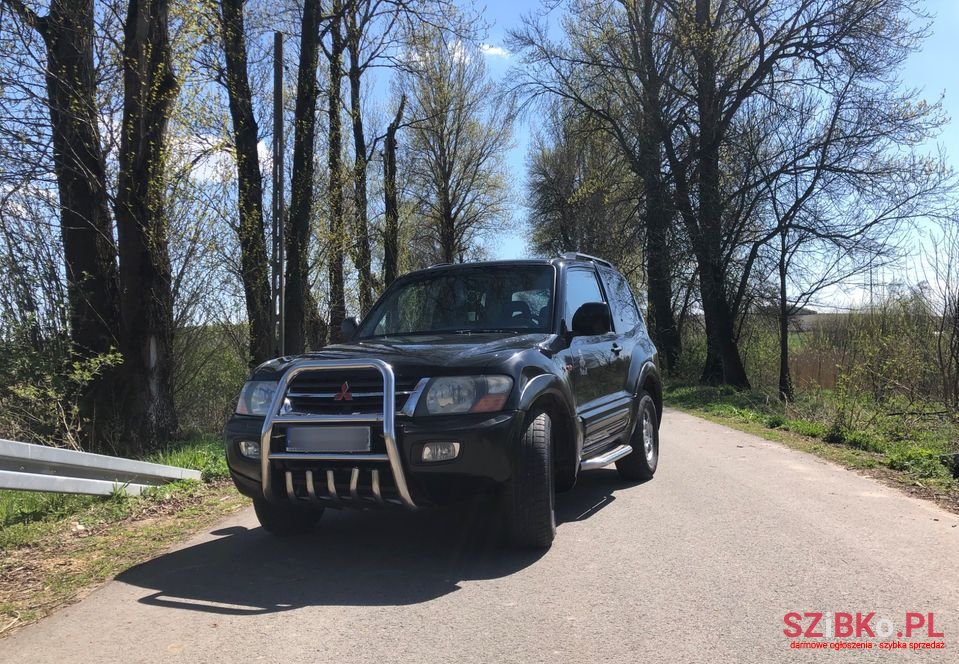 2000' Mitsubishi Pajero photo #2