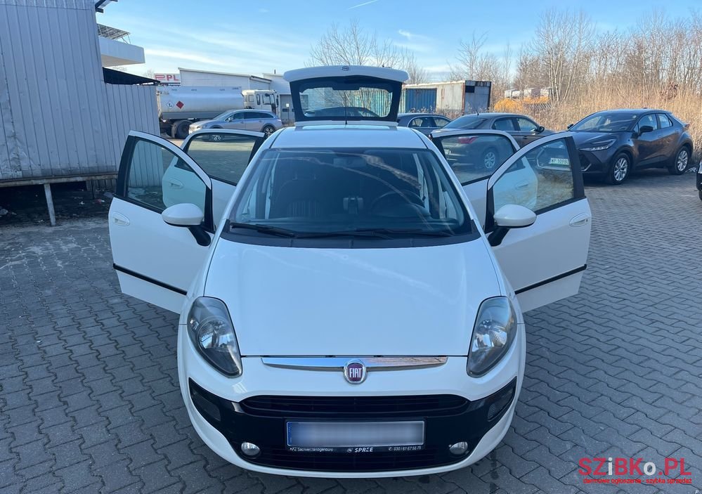2011' Fiat Punto Evo photo #1