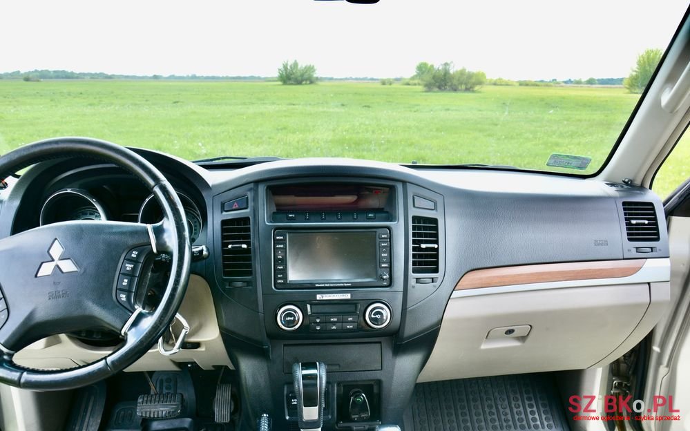 2008' Mitsubishi Pajero photo #3