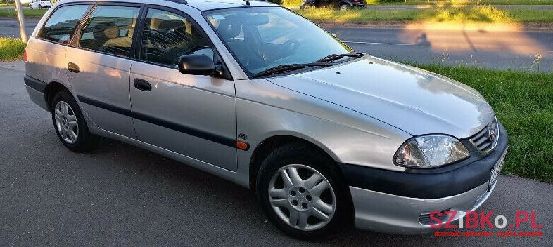 2002' Toyota Avensis photo #1