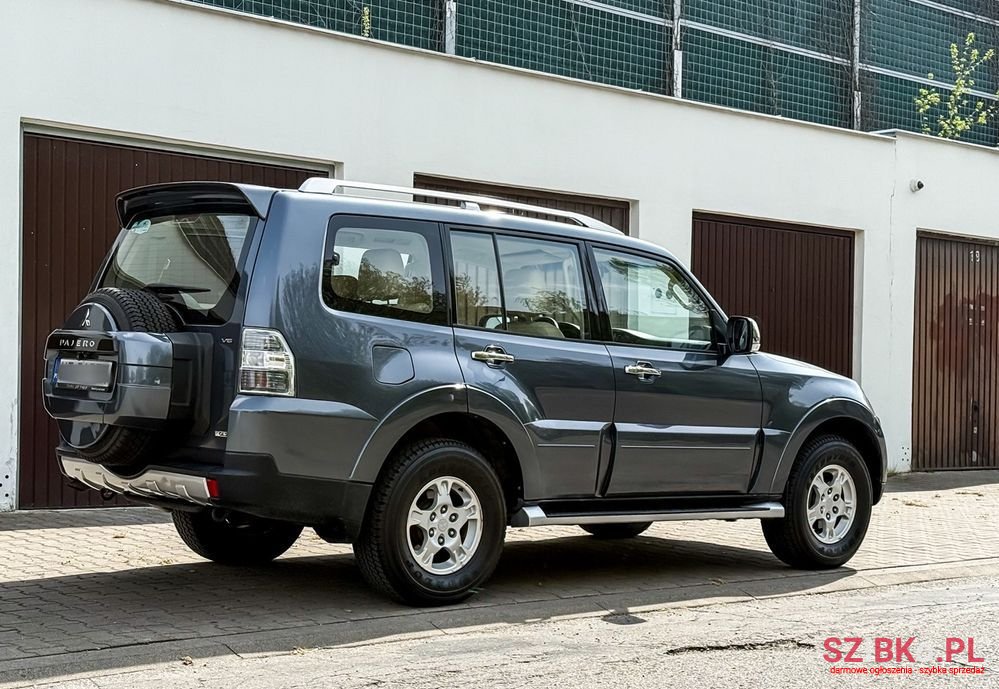 2007' Mitsubishi Pajero photo #5