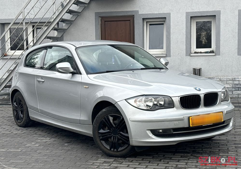 2010' BMW 1 Series 116I photo #4