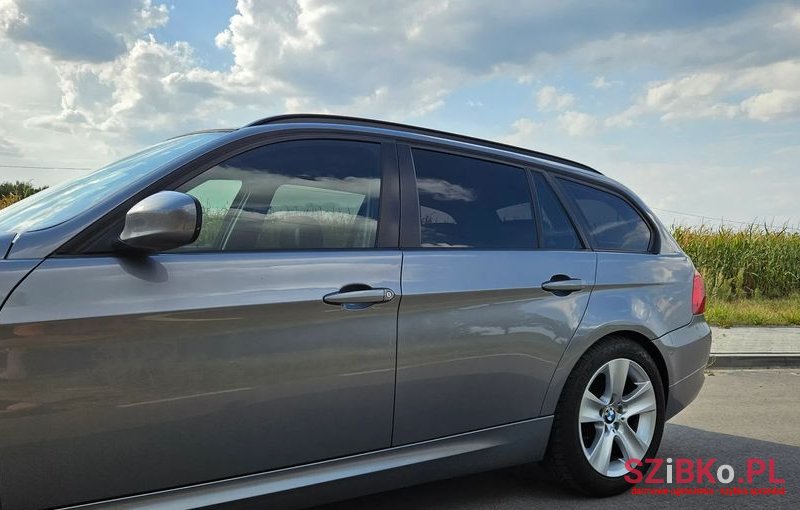 2010' BMW 3 Series 318D photo #6