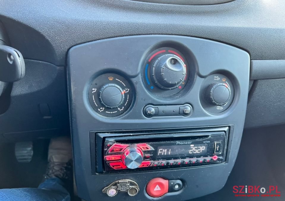 2008' Renault Clio photo #2